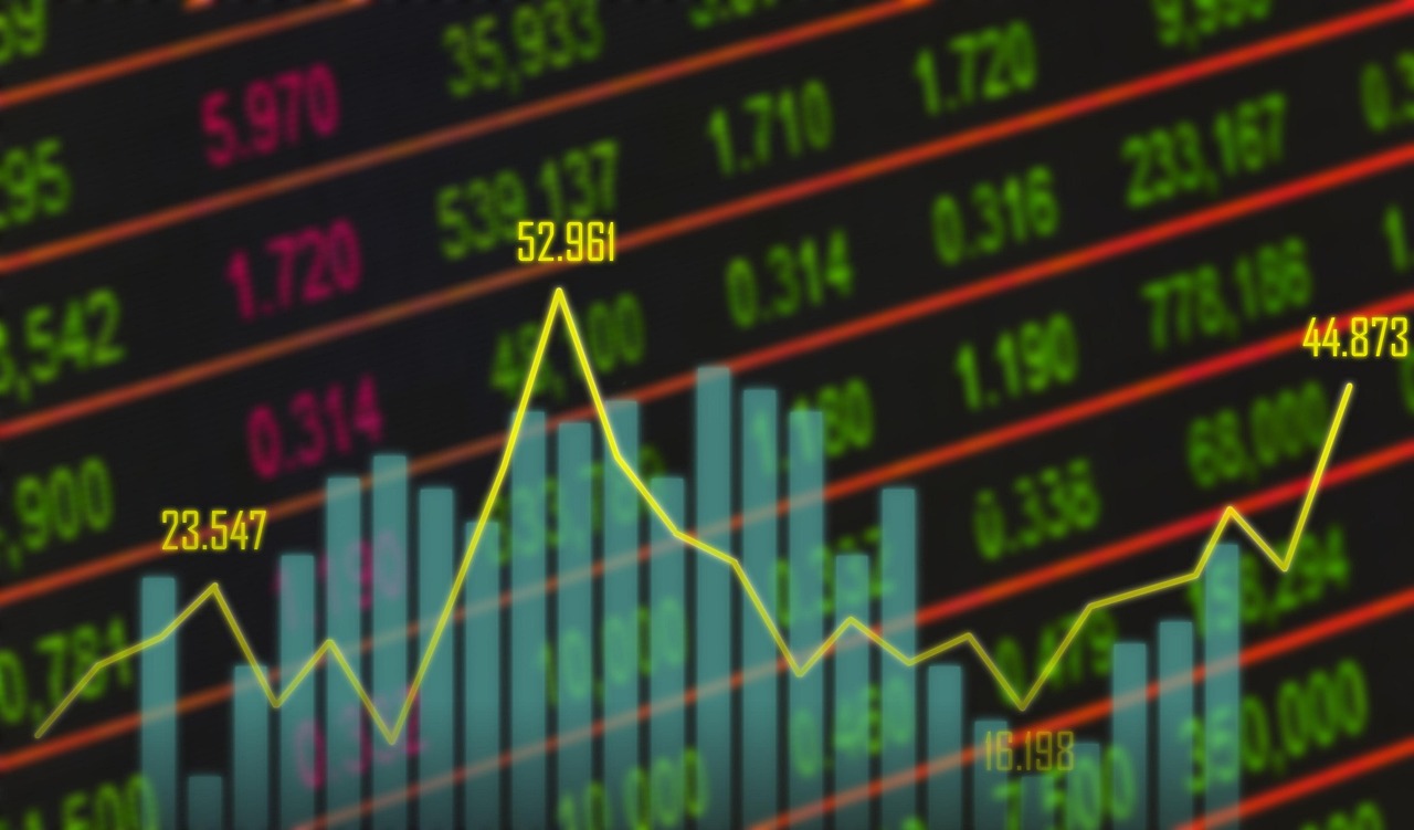 Bitcoin Dips Below $62K Amid Iran Tensions, Oil Surge, and Hawkish Fed Outlook
