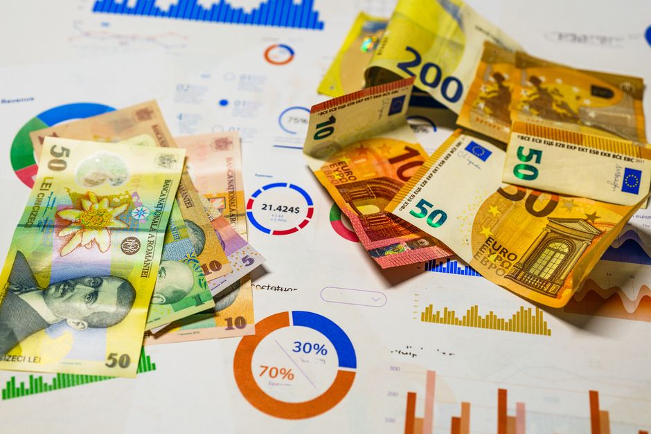 EUR/USD Forecast: Bearish Trend as Fed’s Hawkish Hold Boosts Dollar