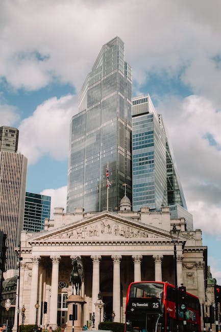 BoE's Tightrope: Inflation vs. Cooling Economy